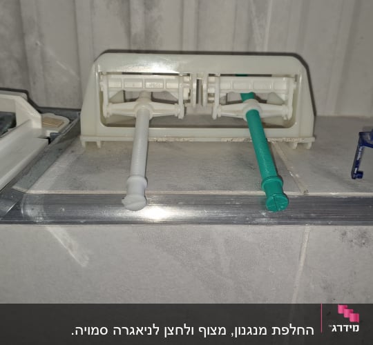כלים וחלקים הקשורים לאינסטלציה על מדף